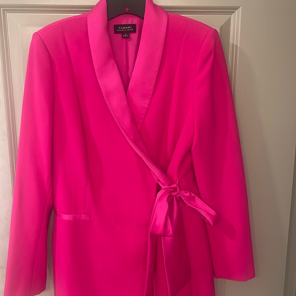 Tahari business Medi dress. 94% Polyester hot pink